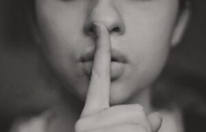 Afonía: El silencio más allá de las cuerdas vocales