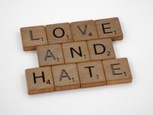 Ambivalencia Actitudinal: El conflicto entre amor y odio