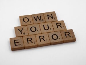 Error de Atribución: ¿Por qué juzgamos mal a los demás?